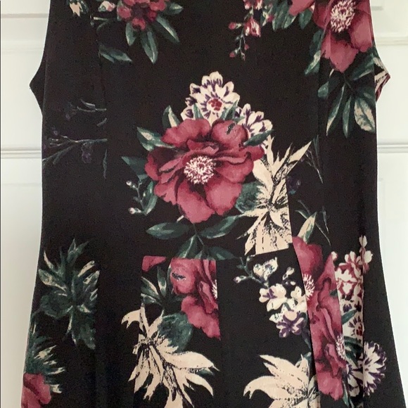 Dynamite sleeveless flowered dress - Picture 2 of 5
